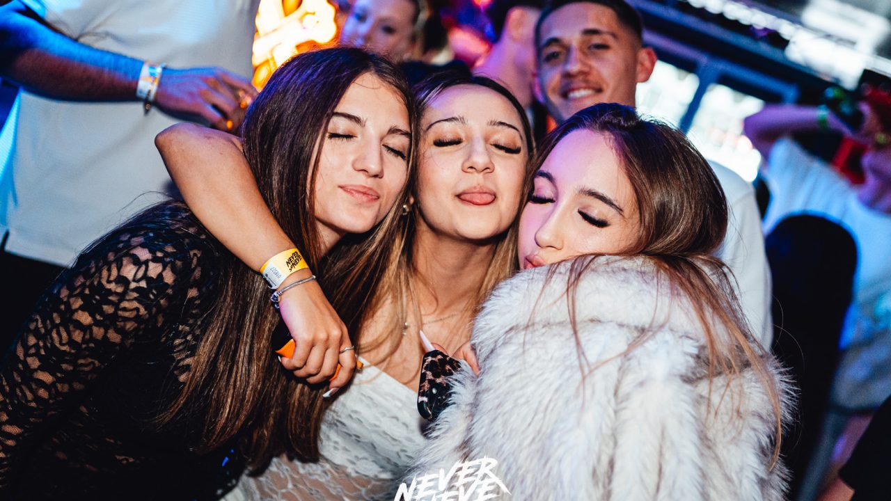 2026-05-15-pecs-kiralyrendezvenyhaz-whiteparty (79)